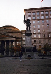 1998 - Canada 13 (Montréal - Place d'Armes - Banque de Montréal et monument à la mémoire de Paul Chomedey de Maisonneuve)